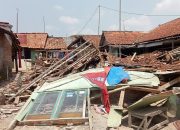 Rumah Milik Pak Hidayat Ambruk: Dikernakan Tidak Kuat Menahan Beben Kerna Kayu-Kayunya Sudah Rapuh