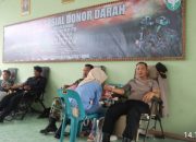 Personel Polres Aceh Timur Ikuti Donor Darah di HUT TNI Ke-79   