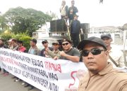 Ratusan Massa dari Organisasi aliansi masyarakat peduli demokrasi (AMPD), Mendemo Kantor Dewan Perwakilan Rakyat Daerah (DPRD) Kabupaten Serang