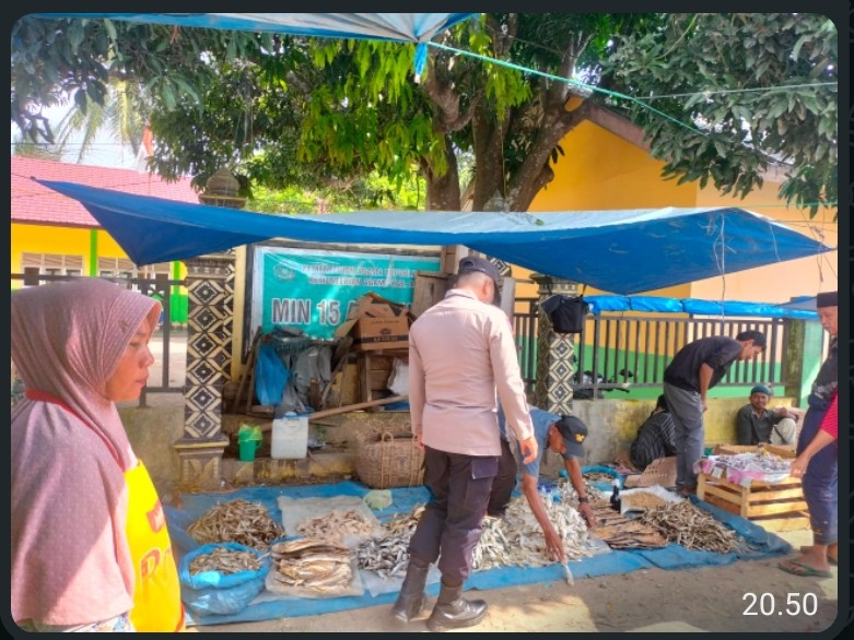 Patroli Dialogis: Personel Polsek Nisam Sambangi Pedagang, Bangun Kedekatan dengan Warga