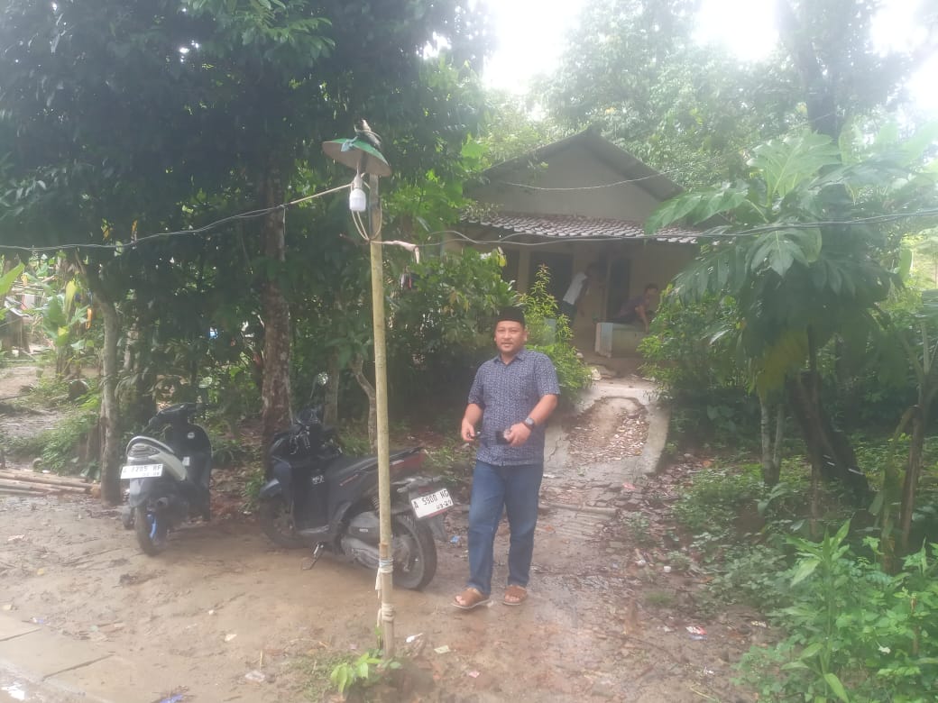 Kepala Desa Tambak Baya Tinjau Rumah Dapur Yang Ambruk di Kampung Cibulung