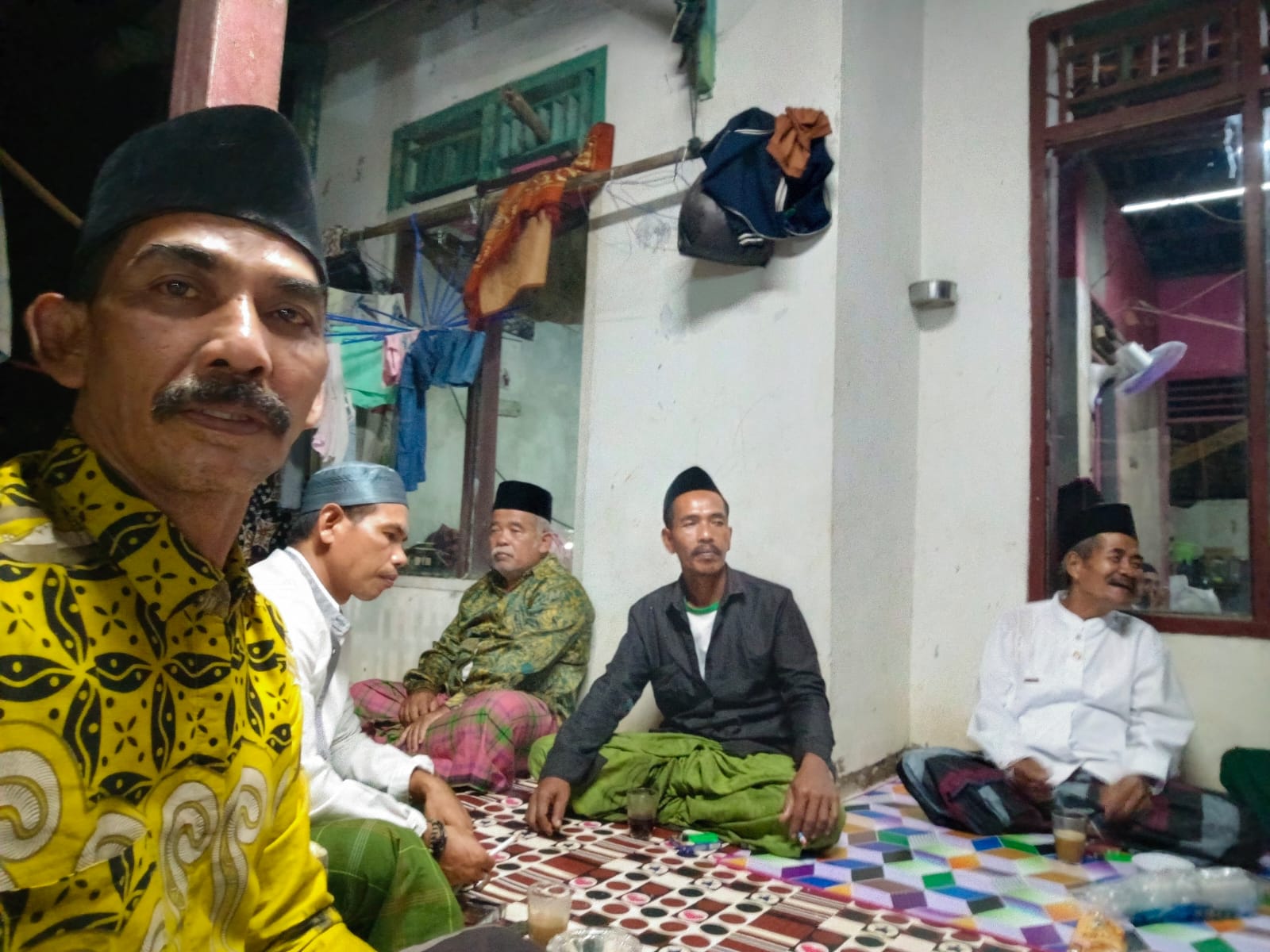 Tajul Arifin Tujukan Kepeduliannya Dengan Ikut Tahlilan di  Rumah Duka