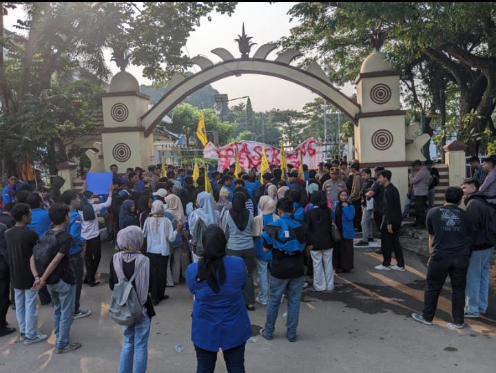 RATUSAN KADER PMII KOTA SERANG TURUN AKSI BAHAS ISU ISU PENDIDIKAN