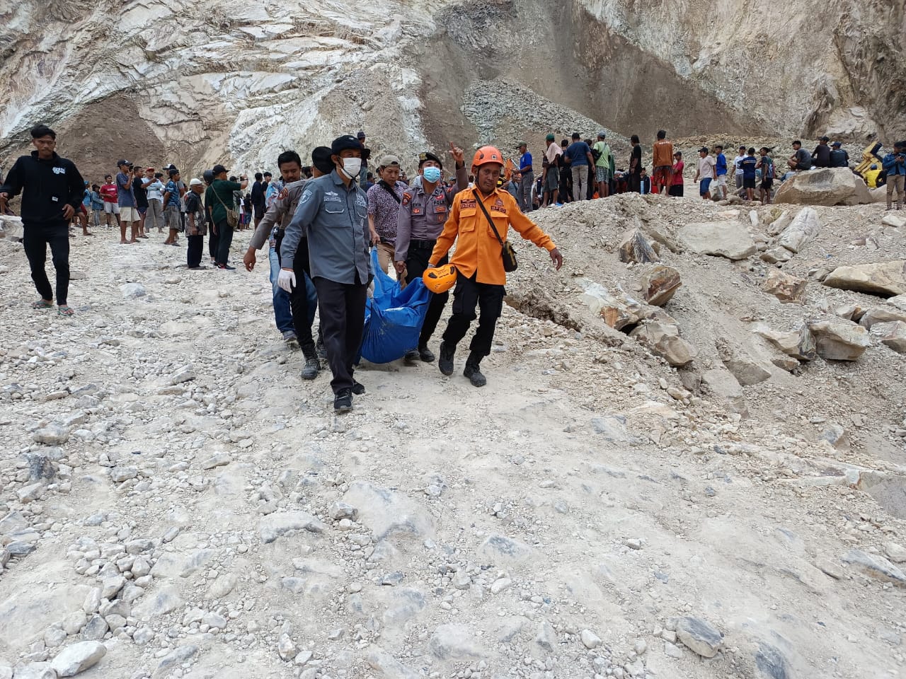 *Gerak Cepat Pemda Prov Jabar dan Kabupaten Cirebon Evakuasi Korban Longsor Gunung Kuda*
