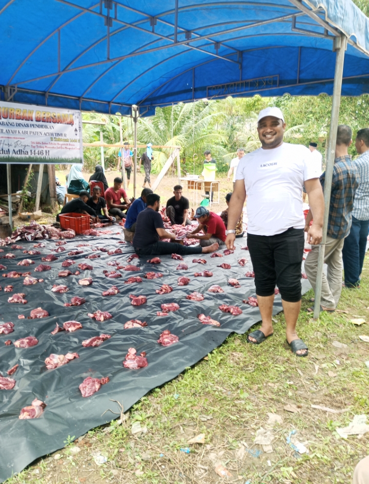 Cabdisdik Dan Kepsek SMA,SLB dan SMK Aceh Timur Serahkan dan Sembelih Langsung Sapi Qurban untuk Warga .