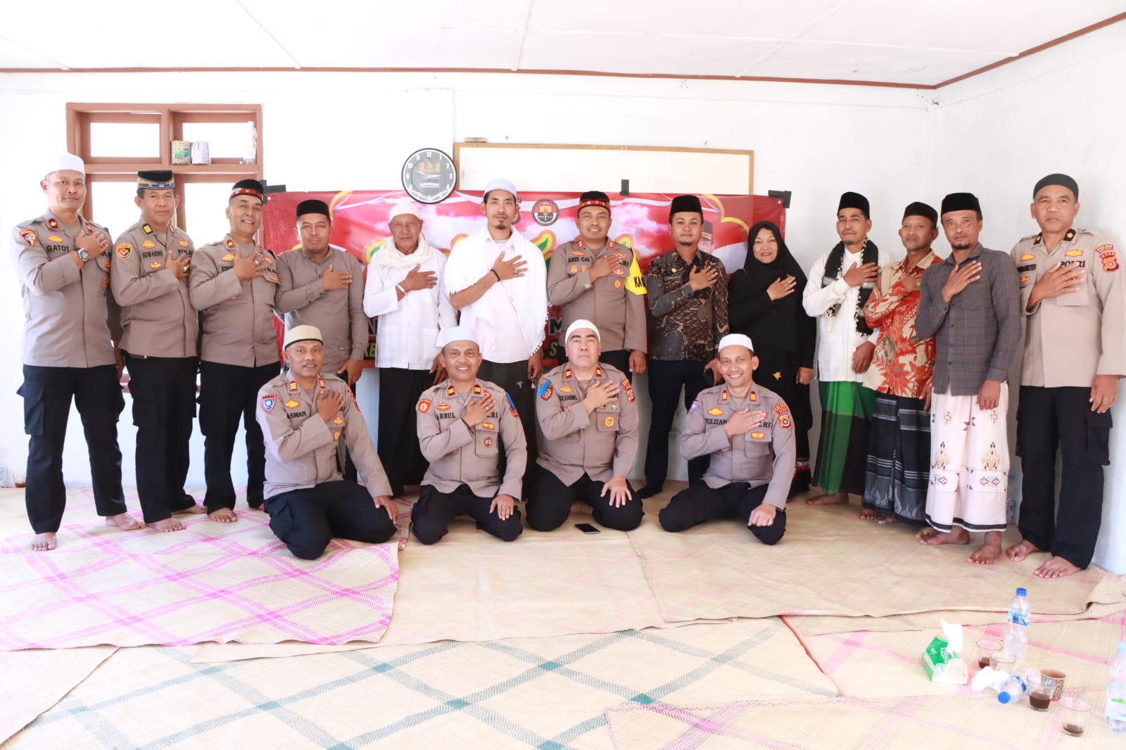 Tampung Keluhan dan Masukan dari Masyarakat, Kapolres Bener Meriah Gelar Jumat Curhat di Kampung Wih Pesam Tampung Keluhan dan Masukan dari Masyarakat, Kapolres Bener Meriah Gelar Jumat Curhat di Kampung Wih Pesam