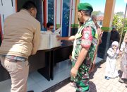 Pastikan Tepat Sasaran, Babinsa Monitoring Penyaluran Bantuan Pangan Beras