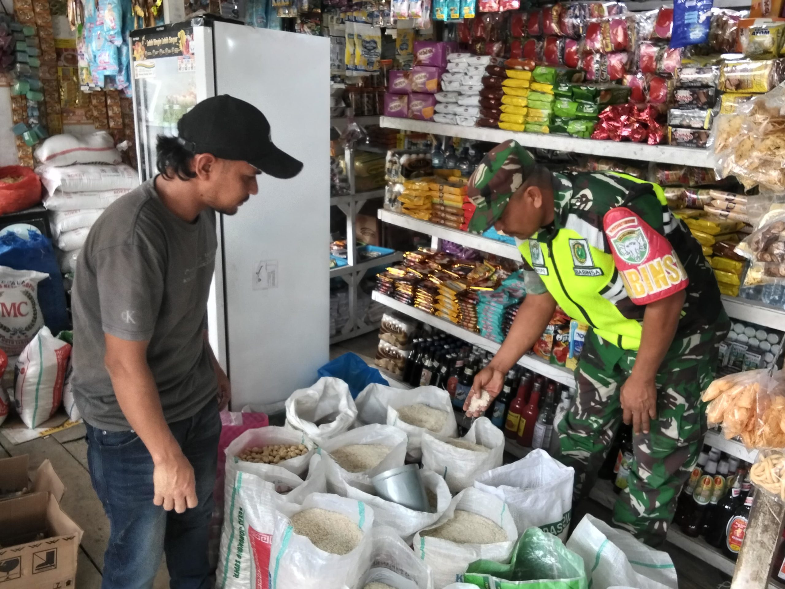 Babinsa Koramil 03/TG Komsos Dengan Para Pedagang