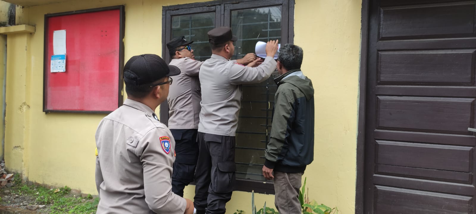 Polisi Terus Gencarkan Sosialisasi dan Penempelan Stiker “Lapor Pak Kapolres” di Wilayah Lut Tawar