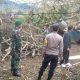 Personel Polsek Bebesen Hadir dan Sigap Bantu Bersihkan Material Pohon Tumbang Akibat Angin Kencang