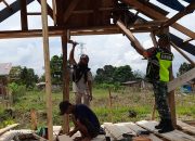 Babinsa Bantu Bangun Rumah Kebun, Wujud Kebersamaan Atasi Kesulitan Warga