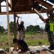 Babinsa Bantu Bangun Rumah Kebun, Wujud Kebersamaan Atasi Kesulitan Warga