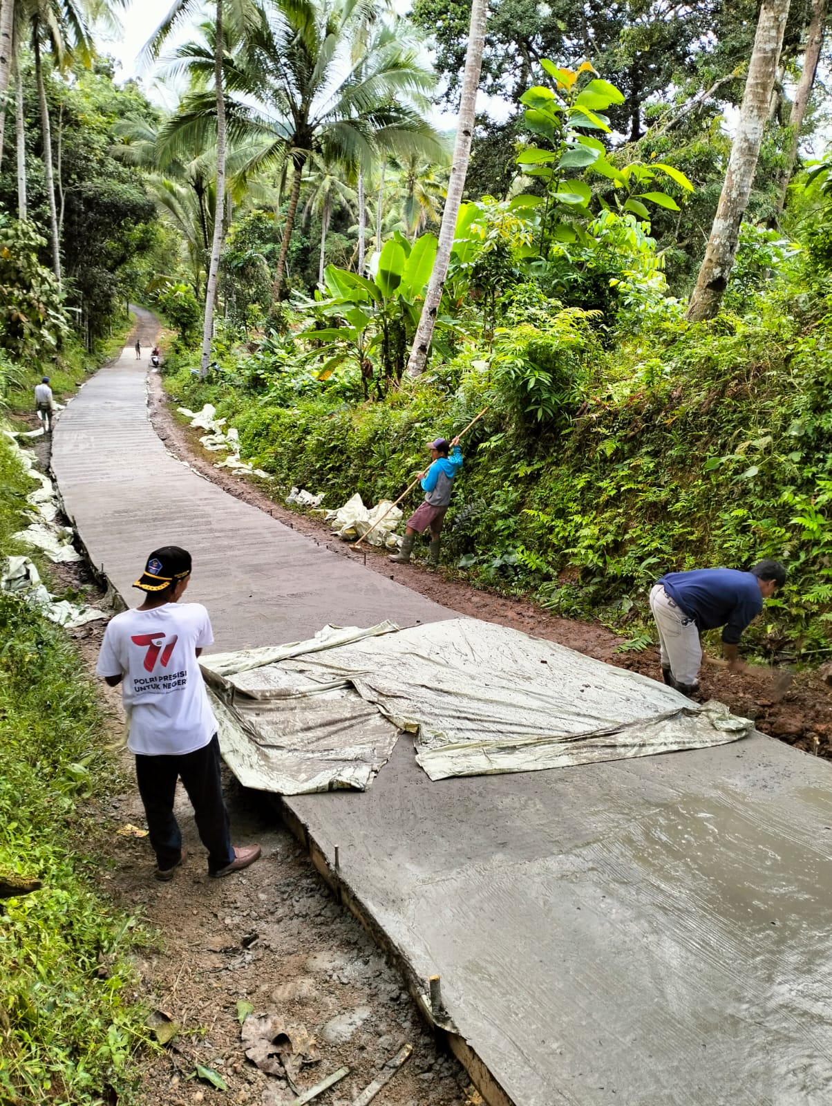 Pembangunan Jalan Rabat Beton di kampung Pasirgintung Berjalan Lancar