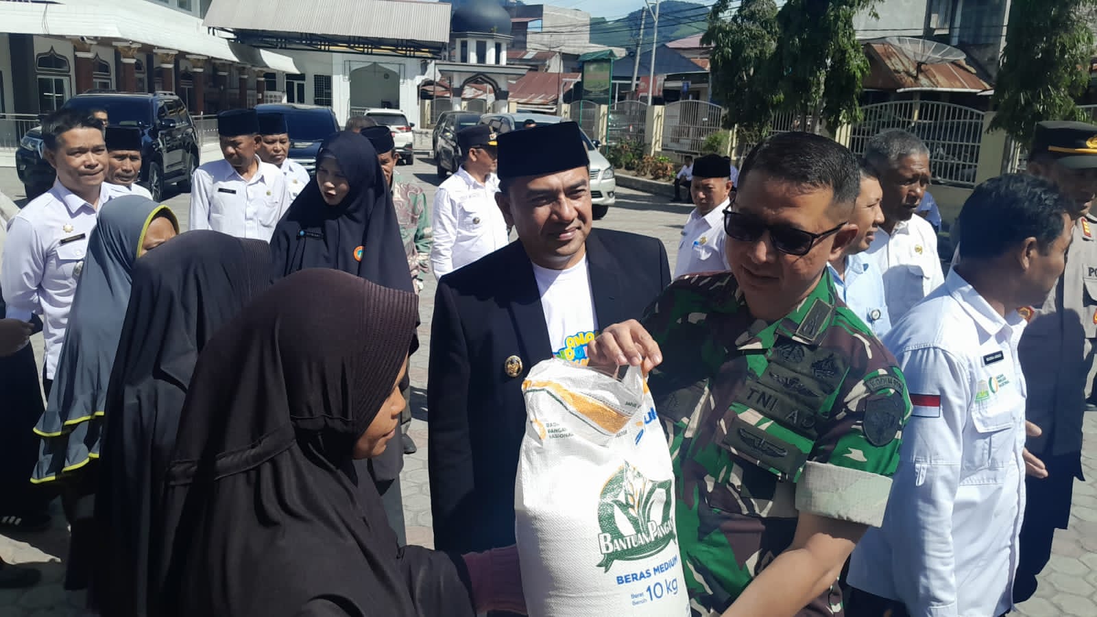 Dandim 0106/Ateng Bersama Wakil Bupati Aceh Tengah Menghadiri Launching Penyaluran Bantuan Pangan Beras Untuk Warga Aceh Tengah