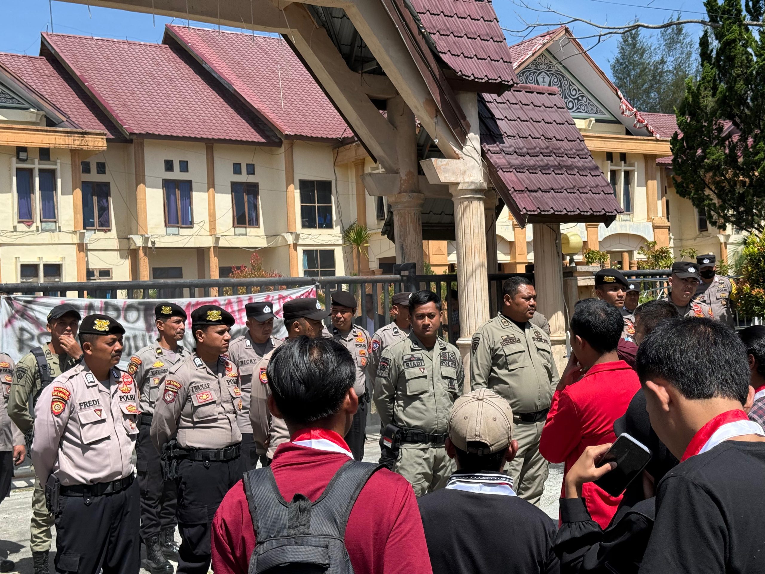 Polres Bener Meriah Laksanakan Pengamanan Audensi GMNI Dengan DPRK Secara Humanis Dan Kondusif