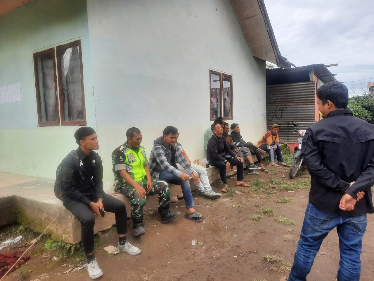 Pererat Tali Silaturrahmi Melalui Komsos, Babinsa Hadir Di Tengah-tengah Masyarakat