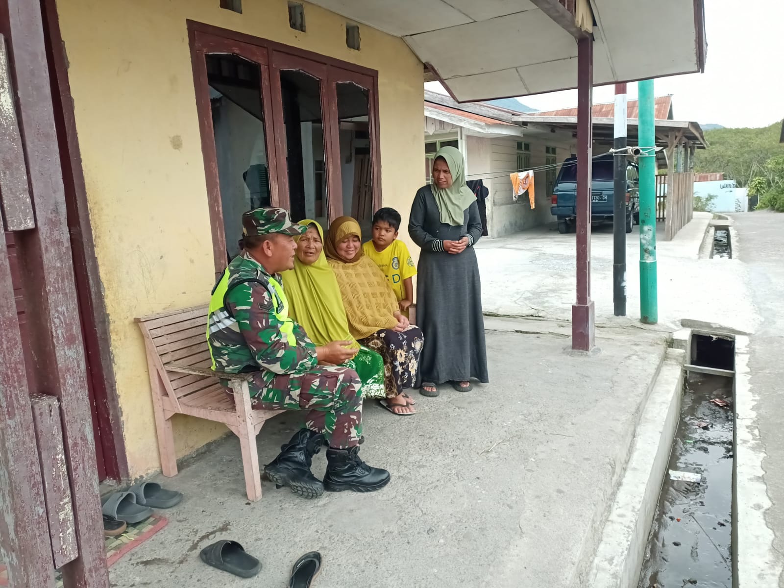 Peduli Kesehatan Warganya, Babinsa Sambangi Ibu-ibu Lansia Mengajak Menerapkan Pola Hidup Sehat