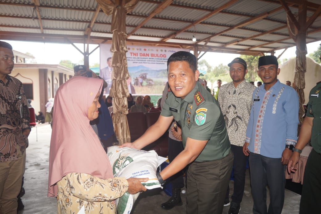 Dandim 0119/BM Serahkan Langsung Bantuan Pangan Beras Kepada Masyarakat Bener Meriah