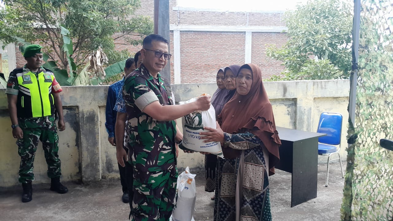 Dandim 0106/Ateng Salurkan Bantuan Pangan Beras Untuk Warga Di Kec, Bebesen