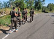 Anggota Koramil 04/PRG Melaksanakan Pembinaan Fisik Lari Jalan Keliling Kecamatan