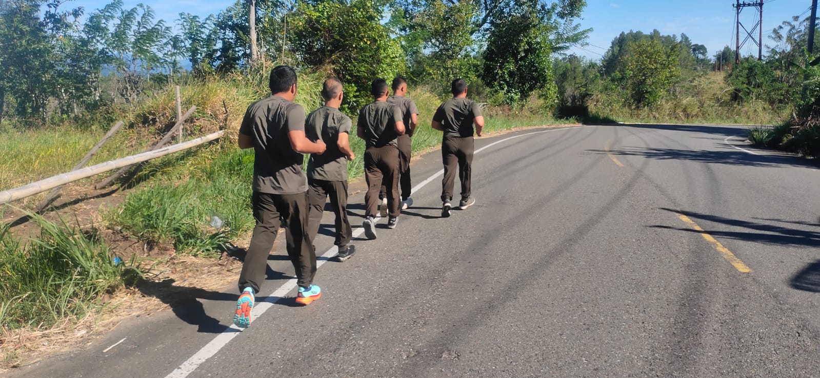 Anggota Koramil 04/PRG Melaksanakan Pembinaan Fisik Lari Jalan Keliling Kecamatan