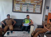 Babinsa Koramil 06/Bukit Komsos Dengan Aparatur Desa Guna Mengecek Data Penerima Bantuan Pangan Beras