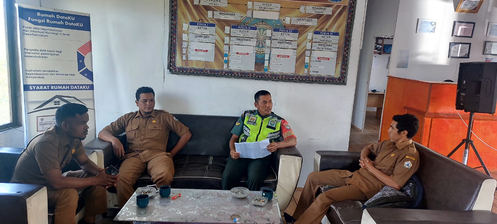 Babinsa Koramil 06/Bukit Komsos Dengan Aparatur Desa Guna Mengecek Data Penerima Bantuan Pangan Beras