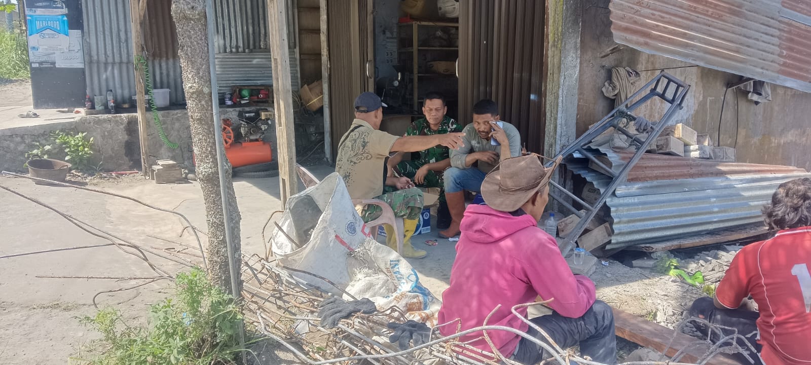 Pererat Silaturahmi, Babinsa Sambangi Wilayah Binaan Dan Laksanakan Komsos