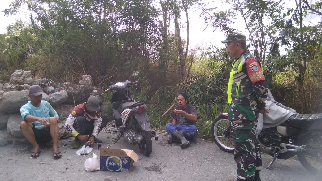 Cegah Karhutla Di Musim Kemarau Babinsa Koramil 02/Wps, Larang Warga Bakar Hutan Dan Lahan