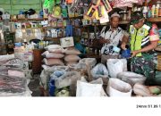 Pastikan Kebutuhan Petani Tersedia, Babinsa Komsos dengan Pedagang Pupuk