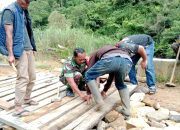 Babinsa Koramil 04/PRG Gotong Royong Bersama Warga Bangun Jembatan Darurat
