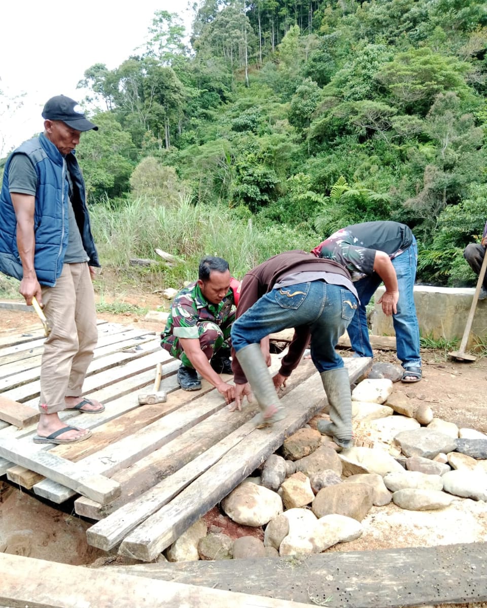 Babinsa Koramil 04/PRG Gotong Royong Bersama Warga Bangun Jembatan Darurat