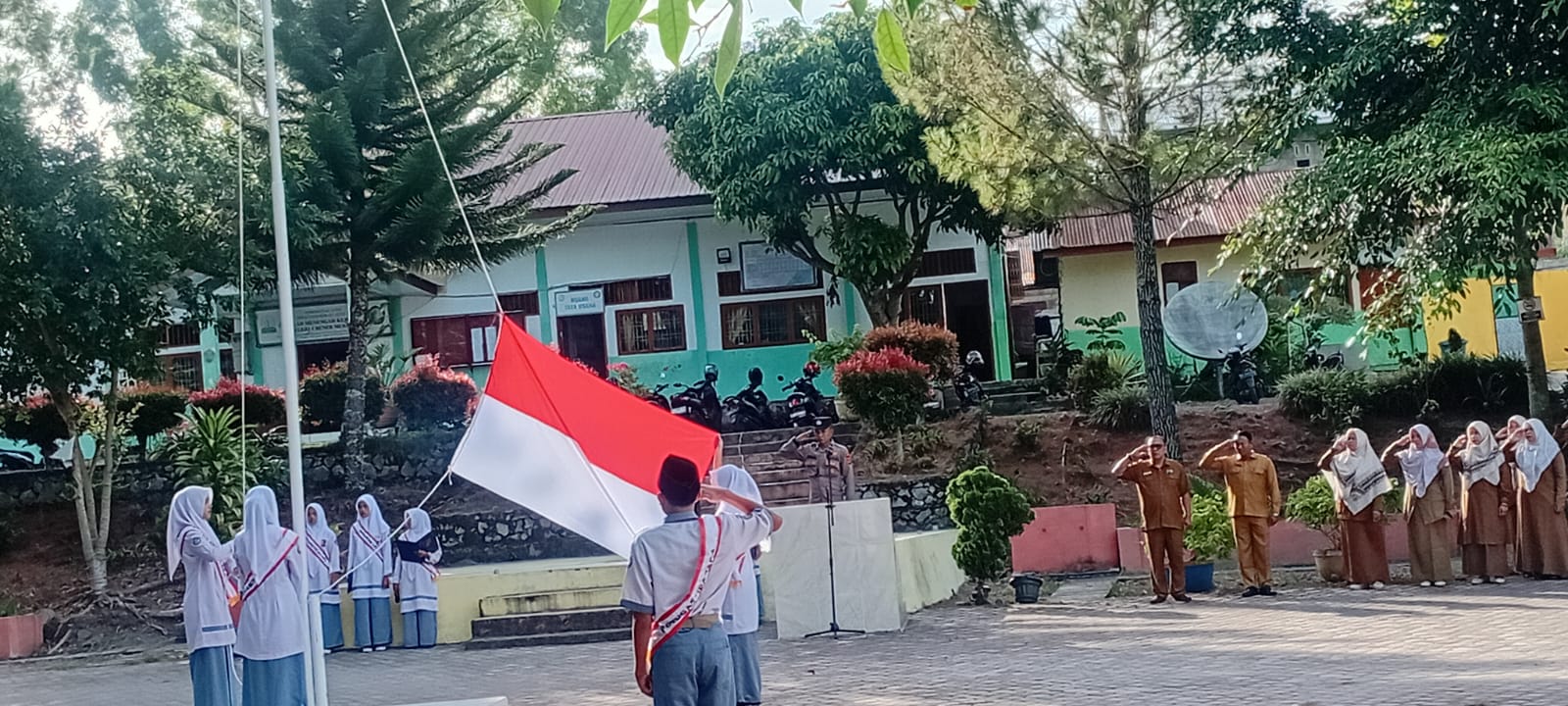 Polisi Jadi Inspektur Upacara di SMKN 4 Bener Meriah, Ajak Siswa Tingkatkan Semangat Belajar dan Tertib Lalu Lintas