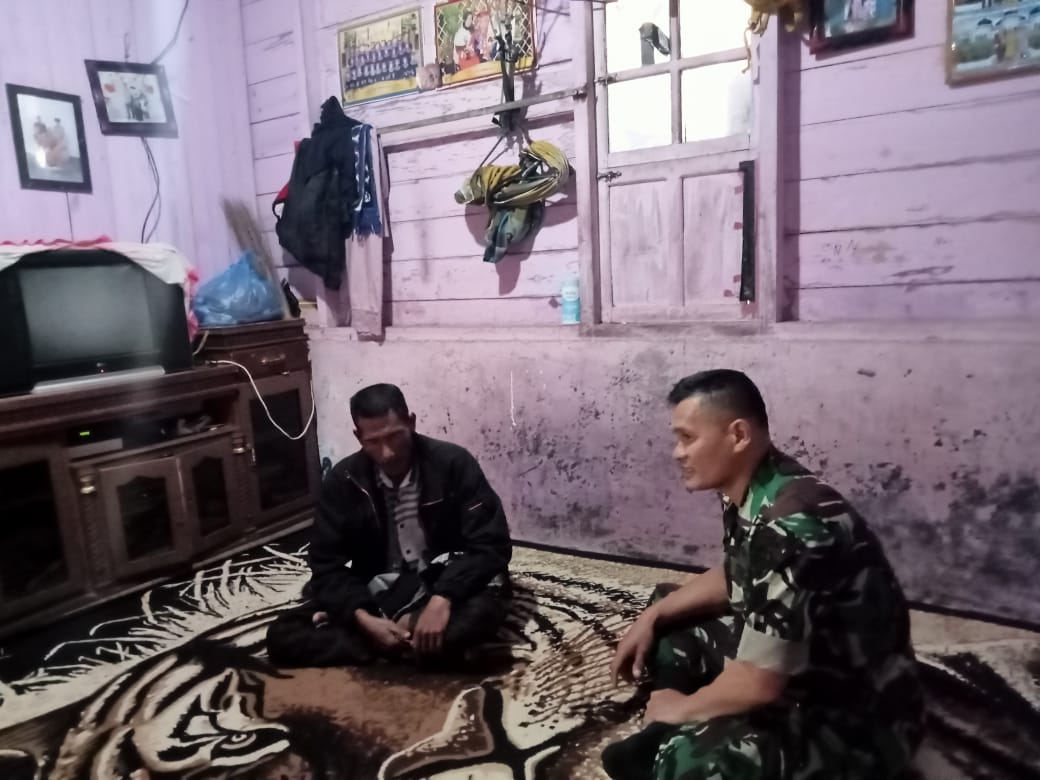 Jalin Silaturahmi, Babinsa Koramil 05/Permata Anjangsana Ke Rumah Warga