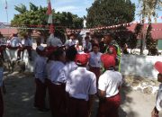 Tanamkan Semangat Bela Negara Sejak Dini, Babinsa Komsos dengan Siswa Sekolah Dasar