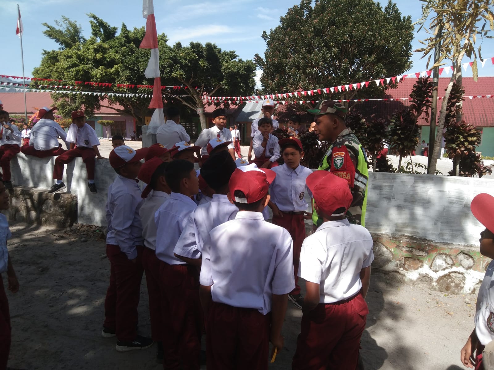 Tanamkan Semangat Bela Negara Sejak Dini, Babinsa Komsos dengan Siswa Sekolah Dasar