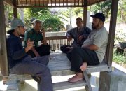 Menjalin silaturahmi, Babinsa Koramil 04/PRG Komsos Bersama Tokoh Masyarakat
