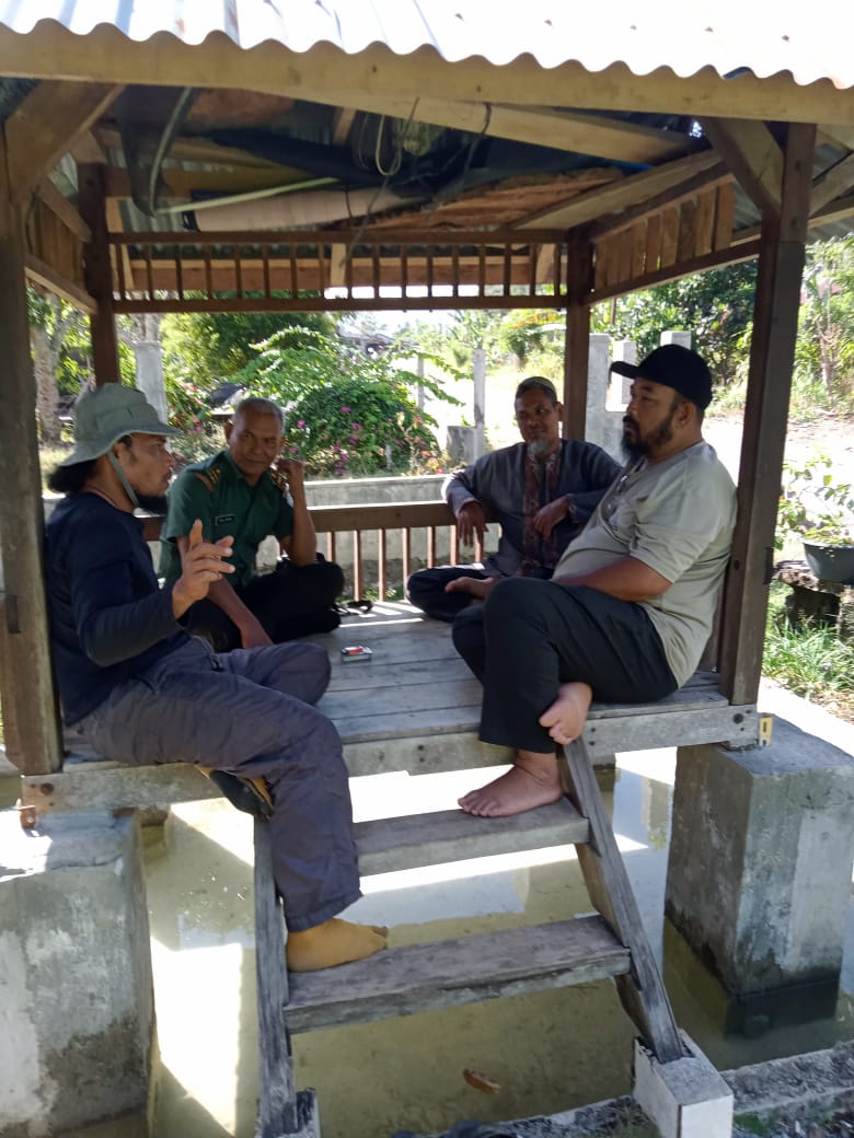 Menjalin silaturahmi, Babinsa Koramil 04/PRG Komsos Bersama Tokoh Masyarakat