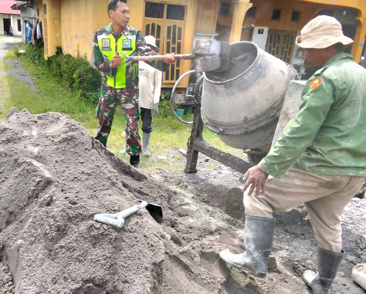 Babinsa Koramil 06/Bukit Ringan Tangan Bantu Warga Untuk Membangun Desa