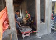 Peduli Warga Binaan, Babinsa Koramil 02/Wps Bantu Warga yang Sedang Membangun Rumah