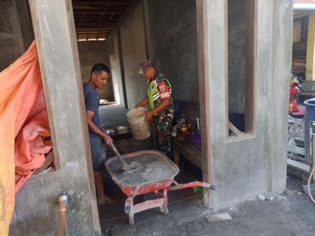 Peduli Warga Binaan, Babinsa Koramil 02/Wps Bantu Warga yang Sedang Membangun Rumah
