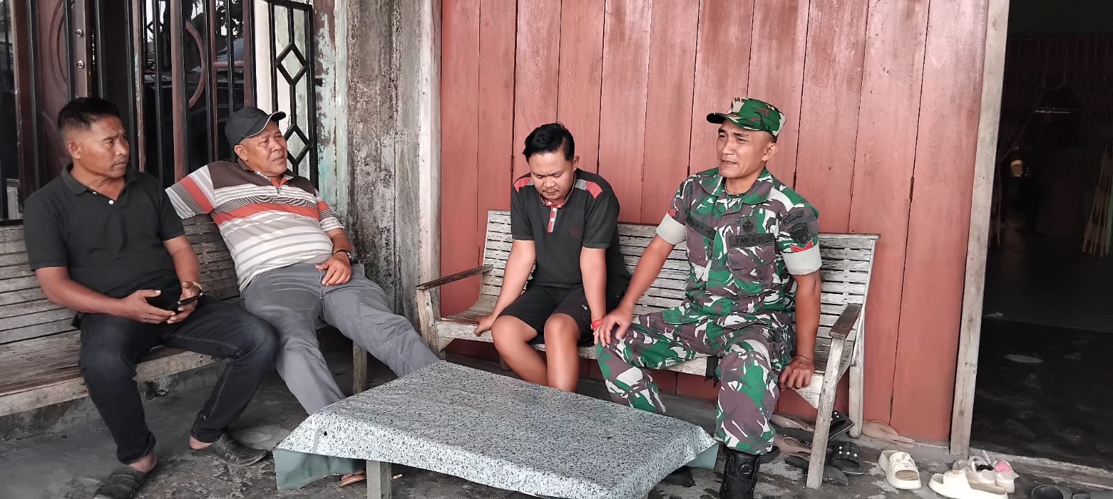 Babinsa Melaksanakan Pembinaan Wilayah Melalui Komsos Secara Konsisten