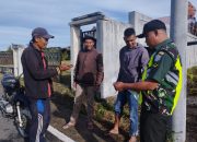 Jelang HUT RI ke-80, Babinsa Koramil 01/Bandar Ajak Warga Kibarkan Bendera Merah Putih