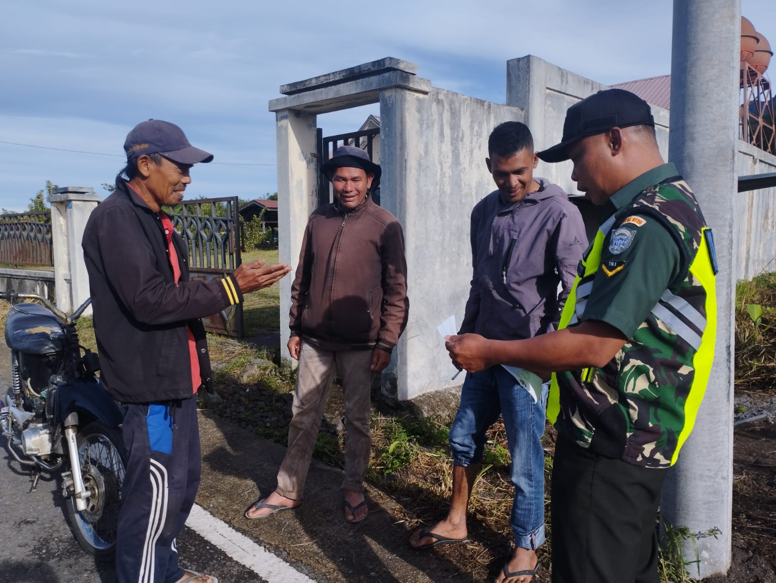 Jelang HUT RI ke-80, Babinsa Koramil 01/Bandar Ajak Warga Kibarkan Bendera Merah Putih