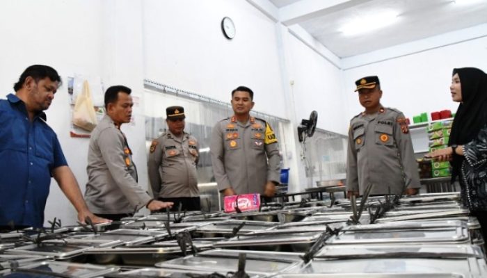Kapolres Aceh Timur Tinjau Dapur Umum MBG di Peureulak.