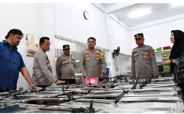 Kapolres Aceh Timur Tinjau Dapur Umum MBG di Peureulak.
