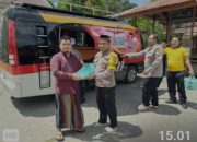 Polres Bener Meriah Bagikan 100 Nasi Kotak Kepada Jamaah Masjid Al-Mukminun