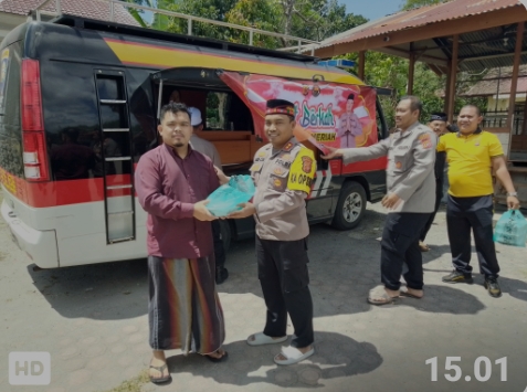 Polres Bener Meriah Bagikan 100 Nasi Kotak Kepada Jamaah Masjid Al-Mukminun
