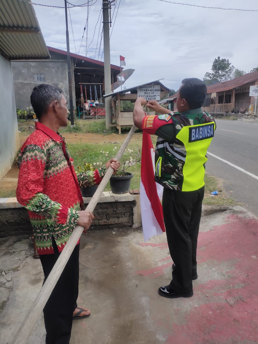 Sambut HUT Kemerdekaan RI Ke-80, Babinsa Keliling Kampung Himbau Kibarkan Bendera Merah Putih