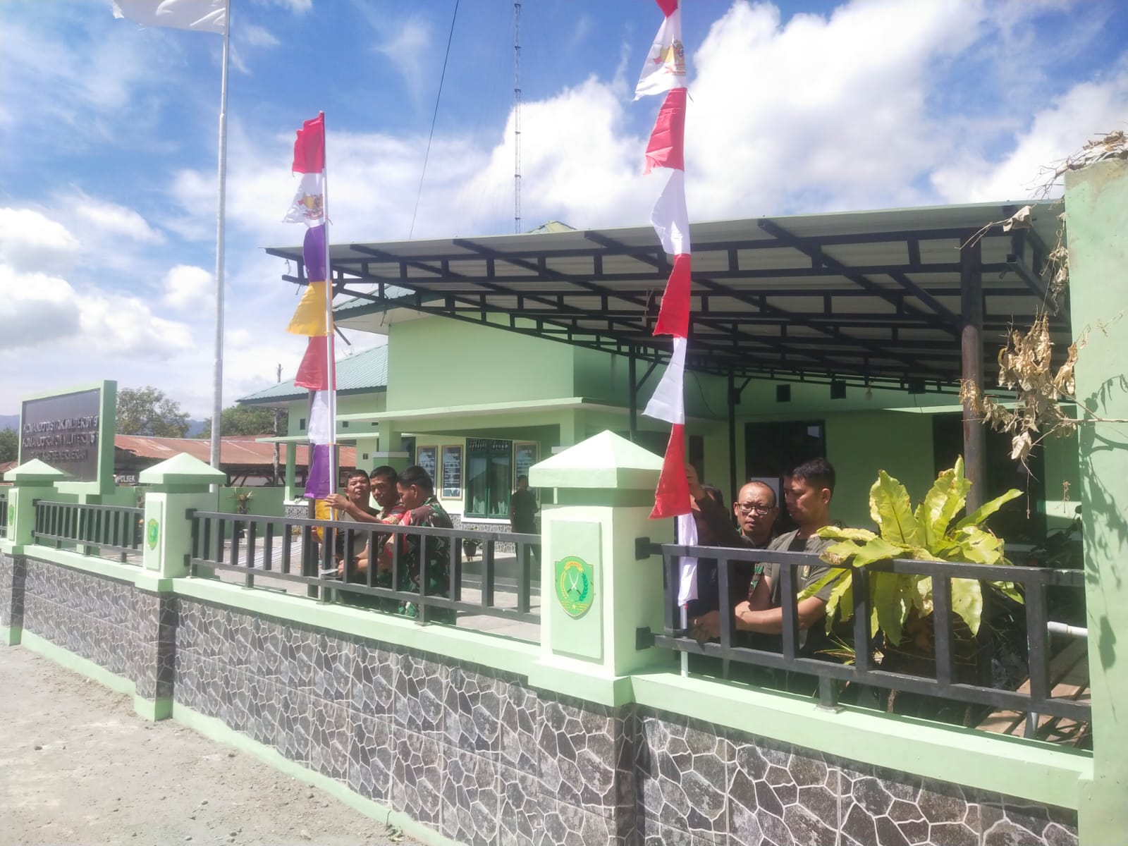 Anggota Koramil 06/Bukit Pasang Umbul-umbul Dan Bendera Merah Putih, Meriahkan HUT Kemerdekaan RI Ke-80